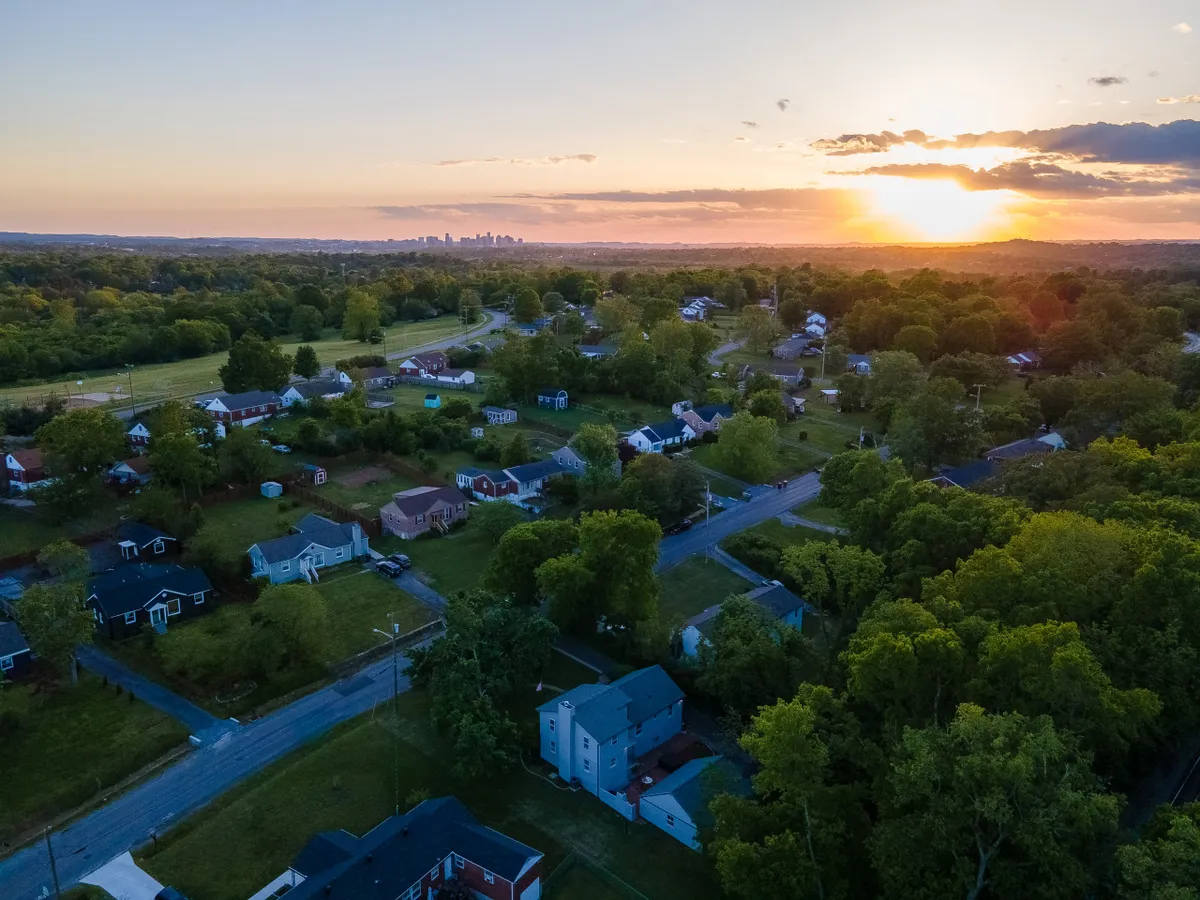 A beautiful view of the neighborhood at sunset, with the city skyline in the distance. This image evokes a tranquil evening atmosphere, suggesting proximity to Nashville’s attractions and community spaces.